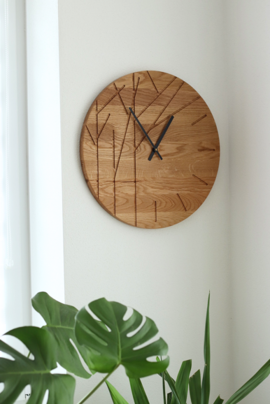 Hodiny TREE v interiéru – moderní dřevěné hodiny z dubového dřeva