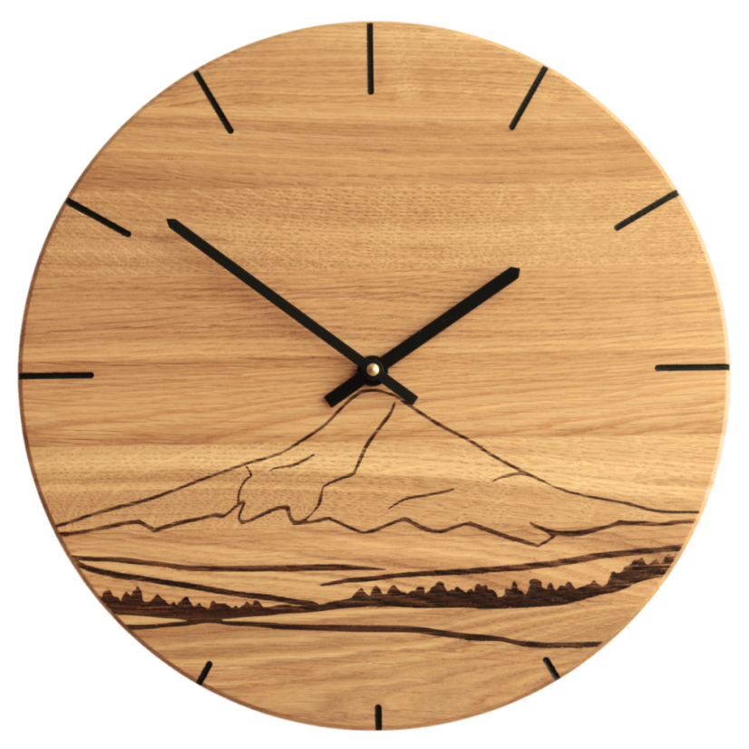 Dřevěné hodiny HOOD s gravírovaným motivem hor – Woodits