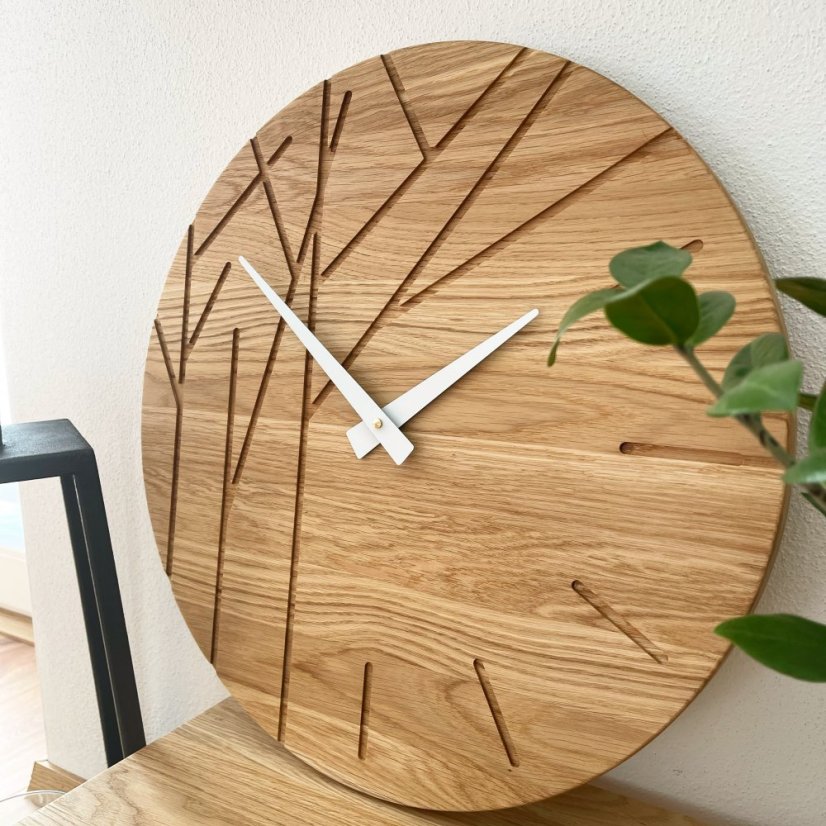 Dřevěné hodiny TREE – detail povrchu ošetřeného olejem OSMO