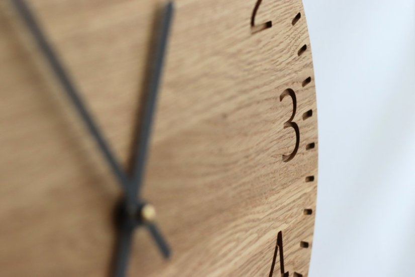 Dubové hodiny ALLIN na stěně – minimalistický design a česká ruční výroba