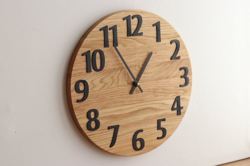 Dřevěné hodiny BELLA – detail čísel a ciferníku