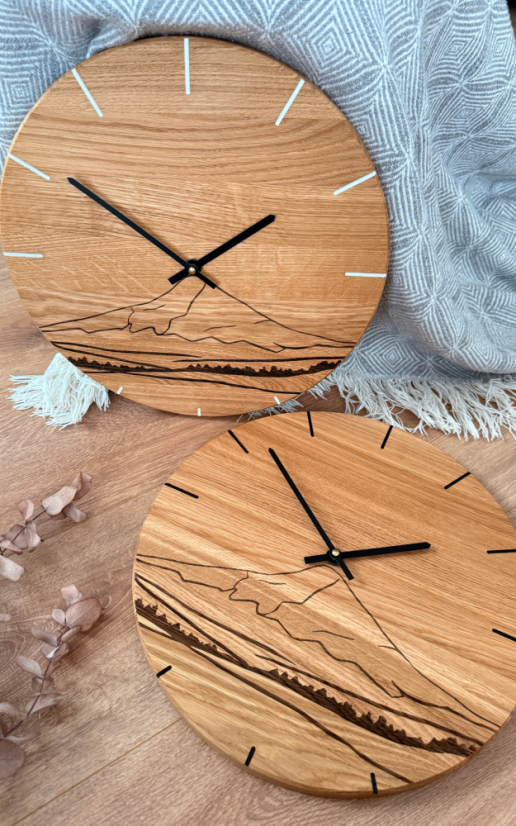 Dubové hodiny HOOD – černé ručky, přírodní motiv hor