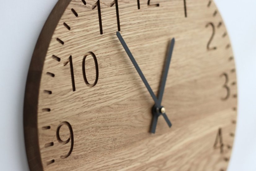 Hodiny ALLIN – detail číselného ciferníku vyfrézovaného v dubovém dřevě