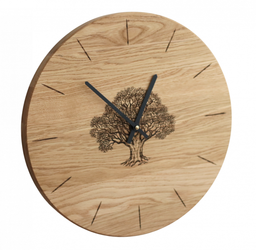 Detail hodin OAK – gravírování stromu, dubové dřevo, česká ruční práce