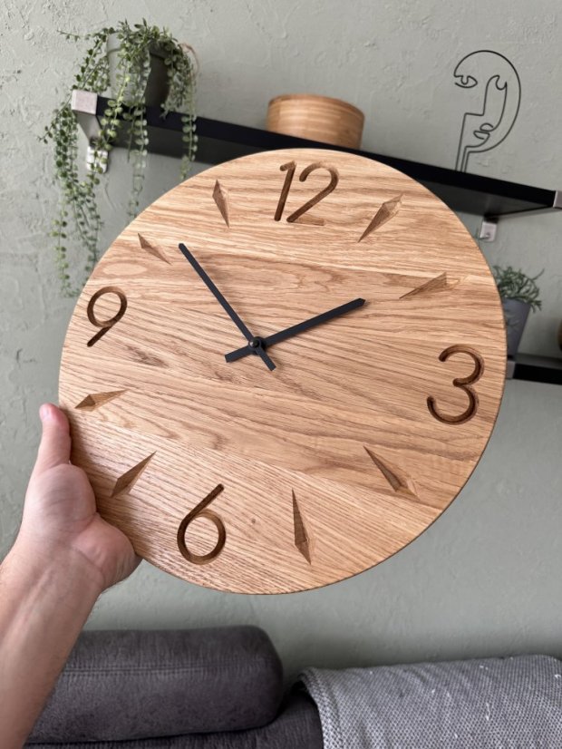 Dubové hodiny MOZADřevěné hodiny MOZA – detail dubového povrchu a frézovaných číslic