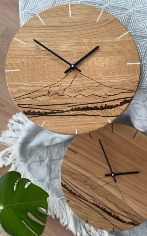 Detail gravírování hor na hodinách HOOD