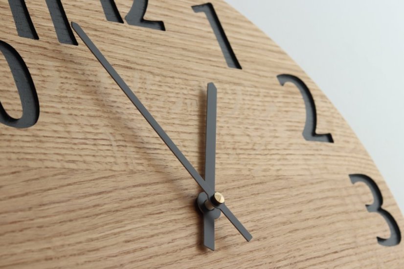 Dubové hodiny BELLA – elegantní kombinace dřeva a kontrastních číslic