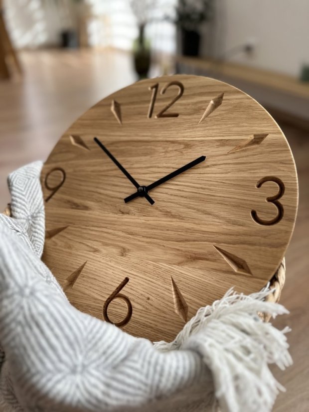 Dubové hodinHodiny MOZA na stěně – přírodní dub, tichý chod, elegantní vzhledy MOZA- WOODITS