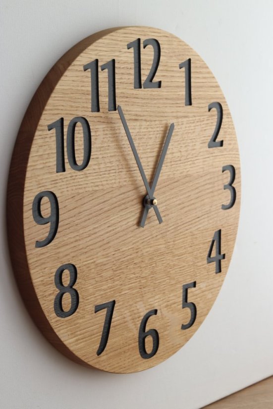 Detail frézovaných číslic na hodinách BELLA