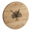 Detail hodin OAK – gravírování stromu, dubové dřevo, česká ruční práce