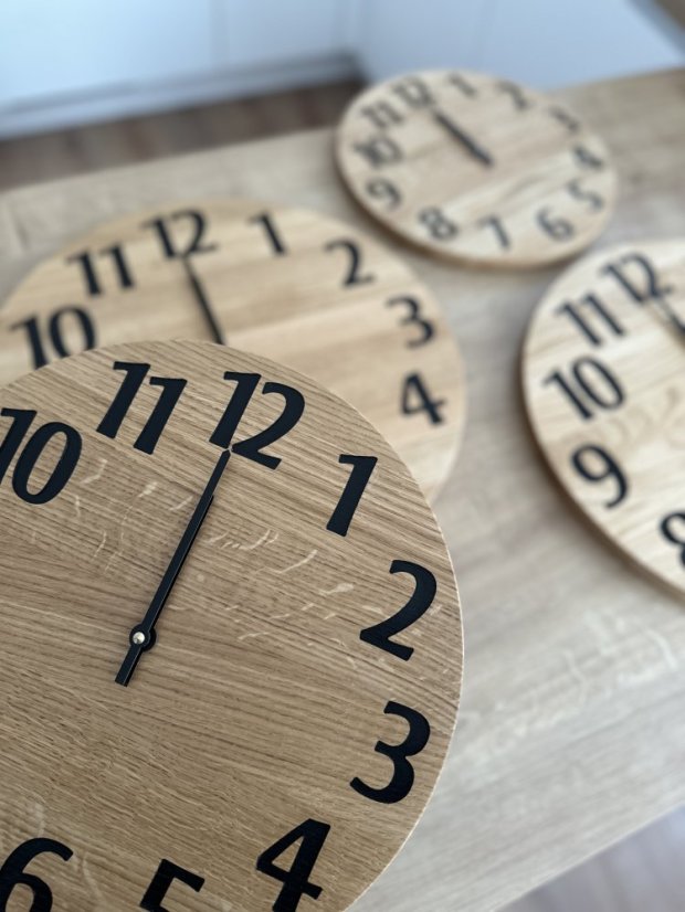 Detail hodin BELLA – dubový povrch ošetřený přírodním olejem OSMO
