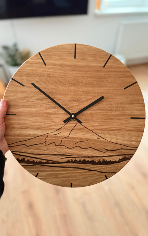 Hodiny HOOD v interiéru – moderní dřevěný design