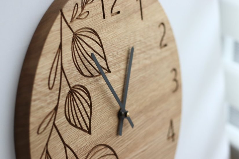 Hodiny LEAVES na stěně – minimalistický design inspirovaný přírodou